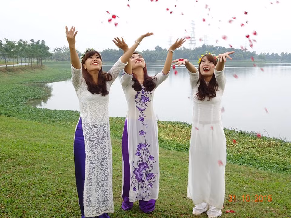 Ước mơ của nữ thủ khoa là sau khi ra trường được dạy học tại một trường nơi quê hương Hà Giang (Bùi Thị Hà ngoài cùng bên phải). Ảnh: NVCC