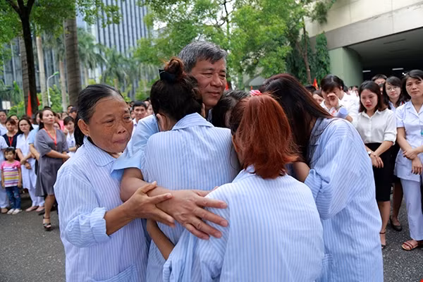 Hình ảnh xúc động bệnh nhân ôm Giáo sư Trí khóc chia tay ông nghỉ hưu tại Viện Huyết học - Truyền máu Trung ương. Ảnh: nihbt. Hình ảnh xúc động bệnh nhân ôm Giáo sư Trí khóc chia tay ông nghỉ hưu tại Viện Huyết học - Truyền máu Trung ương. Ảnh: nihbt.