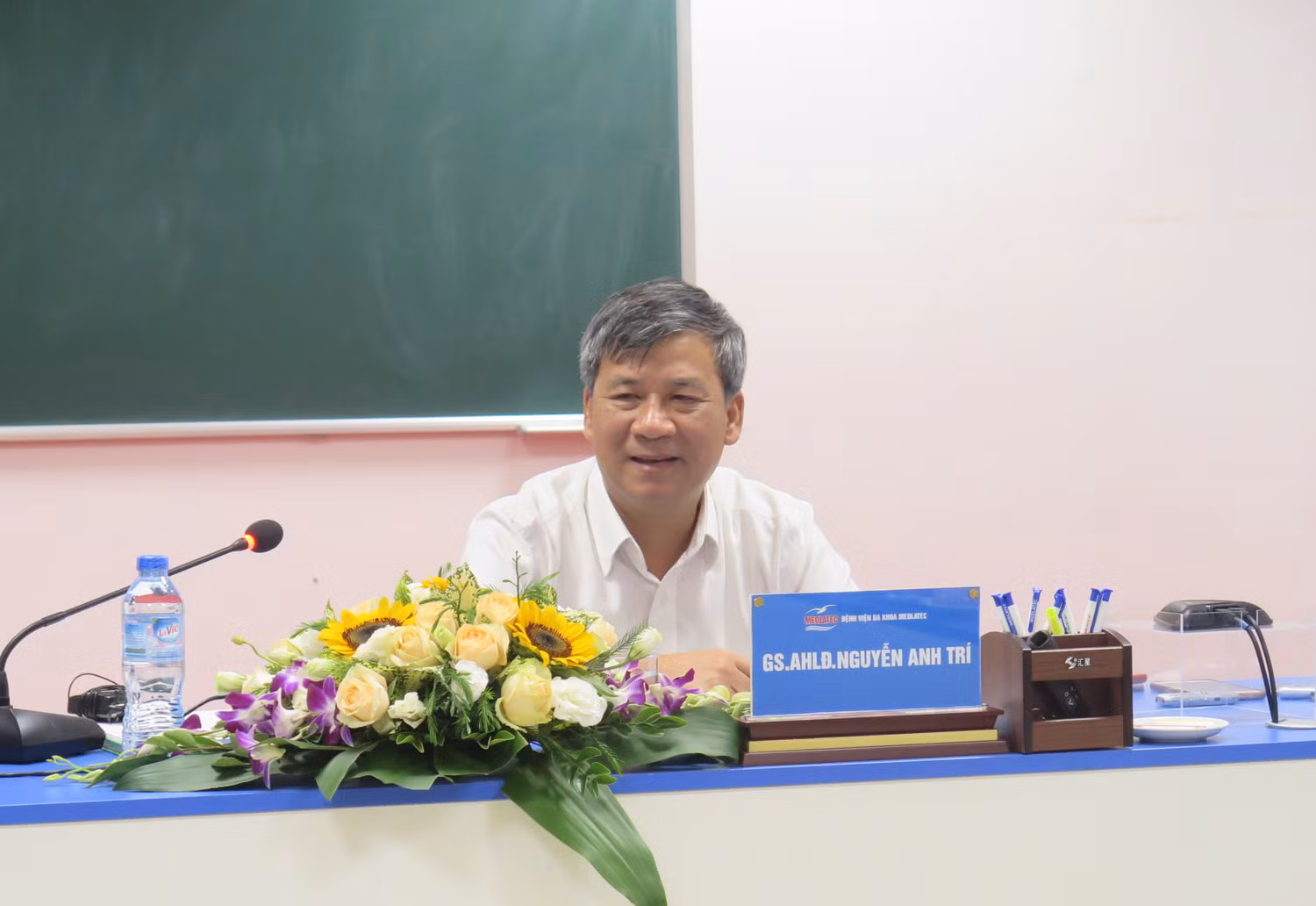 Giáo sư Nguyễn Anh Trí cho biết, nghỉ hưu có thời gian hơn để tập trung cho công việc của một Đại biểu Quốc hội, phải xứng đáng với sự tín nhiệm của cử tri, nhân dân. Ảnh: Trịnh Hải. Giáo sư Nguyễn Anh Trí cho biết, nghỉ hưu có thời gian hơn để tập trung cho công việc của một Đại biểu Quốc hội, phải xứng đáng với sự tín nhiệm của cử tri, nhân dân. Ảnh: Trịnh Hải.