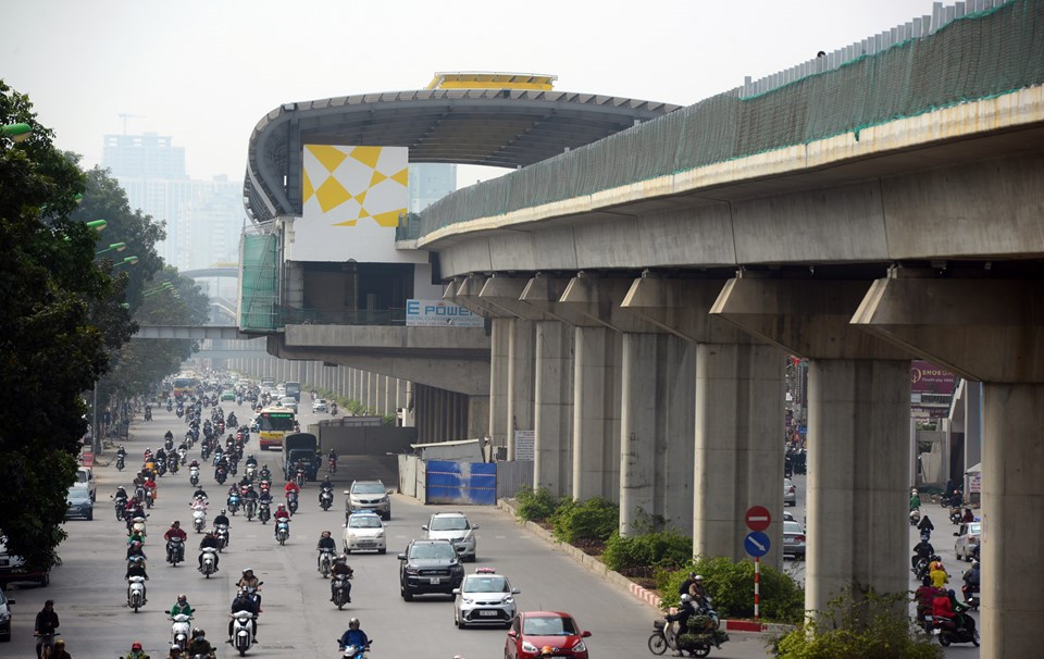 Dự án đường sát Cát Linh - Hà Đông đã được nhà thầu vận chuyển 12 toa tàu về tới Hà Nội và đang được lắp đặt trên đường ray. Ảnh: Tiến Tuấn.