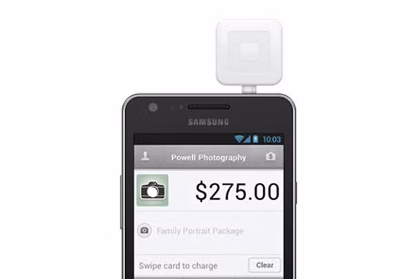 12. Thiết bị thanh toán The Square Card Reader là một thiết bị nhỏ gọn, có thể kết nối bằng cổng tai nghe giúp bạn thanh toán thẻ tín dụng thông qua điện thoại