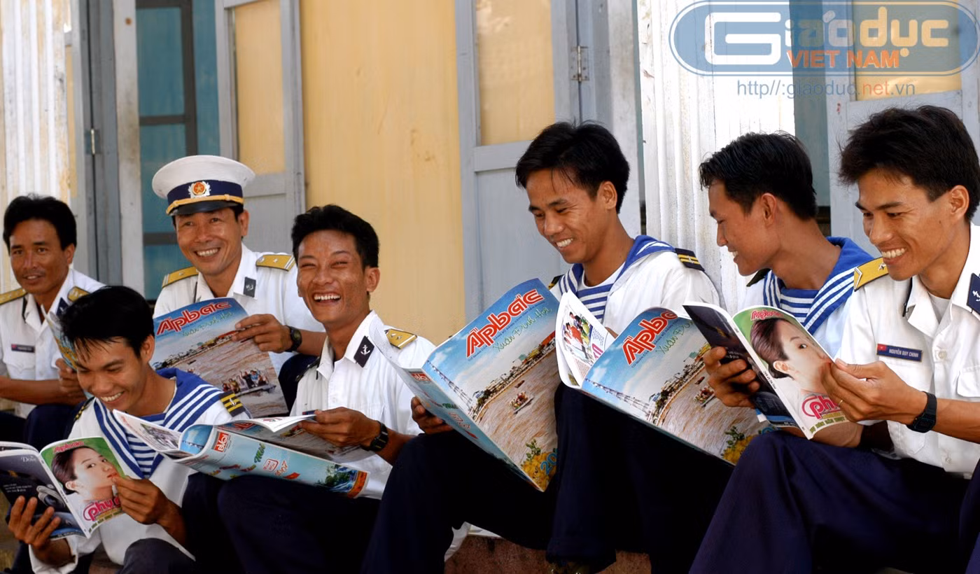 Cười tươi trước những thông tin phát triển của đất nước qua những tờ báo từ đất liền gửi ra.