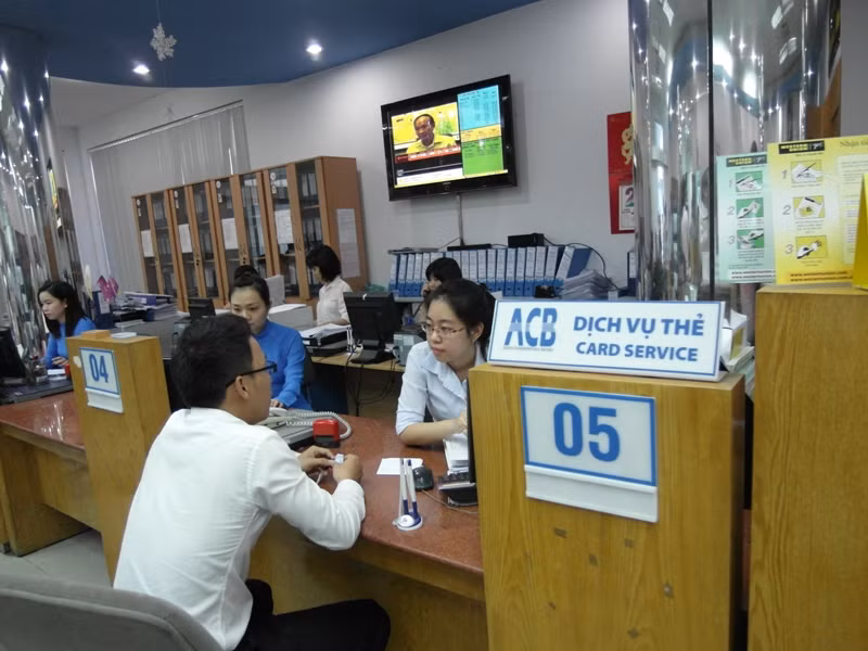 Tại quầy thẻ ATM, nhiều người đến làm thủ tục mở thẻ…