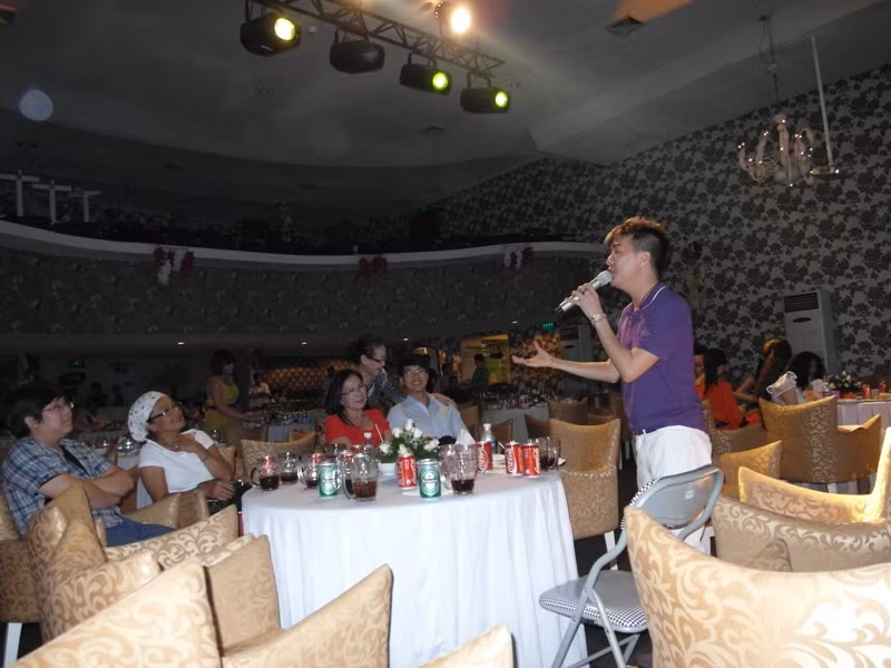 Mr Đàm bước xuống bên dưới. Anh hát khoảng 15 ca khúc, say sưa như đang diễn trước hàng ngàn khán giả. Có phóng viên còn đùa: "Nếu hát ở phòng trà, nãy giờ ông Đàm ẵm không dưới 80 triệu. Hôm nay vui quá, hào phóng giọng hát với mọi người đó". Mr Đàm bước xuống bên dưới. Anh hát khoảng 15 ca khúc, say sưa như đang diễn trước hàng ngàn khán giả. Có phóng viên còn đùa: "Nếu hát ở phòng trà, nãy giờ ông Đàm ẵm không dưới 80 triệu. Hôm nay vui quá, hào phóng giọng hát với mọi người đó".