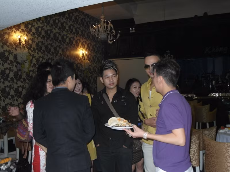 Đến khi mọi người về hết, Mr Đàm mới đi lấy thức ăn. Anh vẫn dặn dò "lính" mình lần nữa: "Các em cứ về tập luyện. Tối nay anh gọi điện thoại nói chuyện với từng em". Đến khi mọi người về hết, Mr Đàm mới đi lấy thức ăn. Anh vẫn dặn dò "lính" mình lần nữa: "Các em cứ về tập luyện. Tối nay anh gọi điện thoại nói chuyện với từng em".