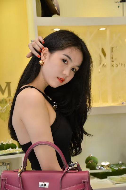 Màu vàng của trang sức trở nên nổi bật, đẹp lung linh trên làn da trắng.