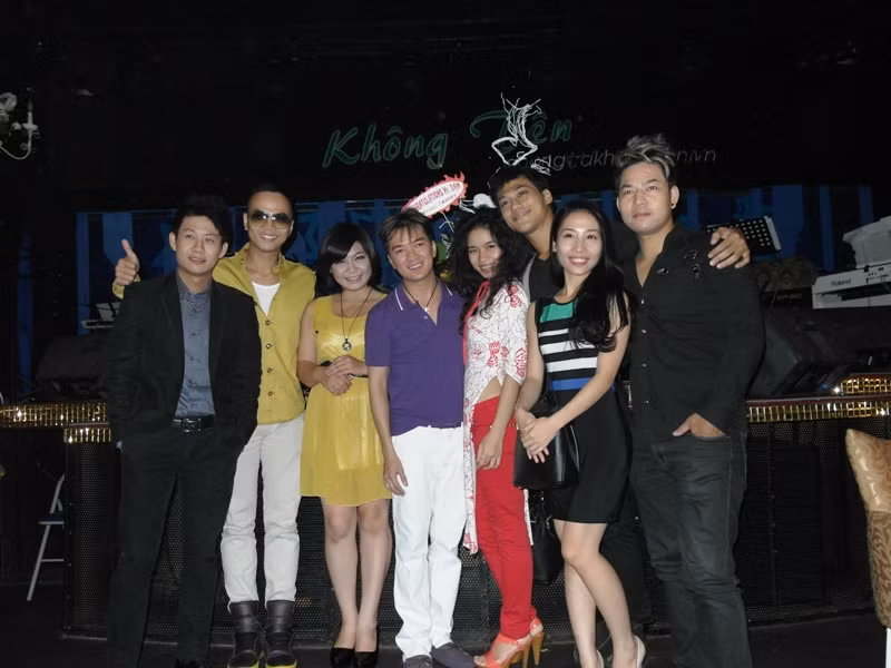 "Chủ soái "và "lính" của đội chống lại đội Hồ Ngọc Hà tại sân chơi The Voice. Đích thân Mr Đàm yêu cầu các thành viên bước ra để chụp bức ảnh kỷ niệm này. "Chủ soái "và "lính" của đội chống lại đội Hồ Ngọc Hà tại sân chơi The Voice. Đích thân Mr Đàm yêu cầu các thành viên bước ra để chụp bức ảnh kỷ niệm này.