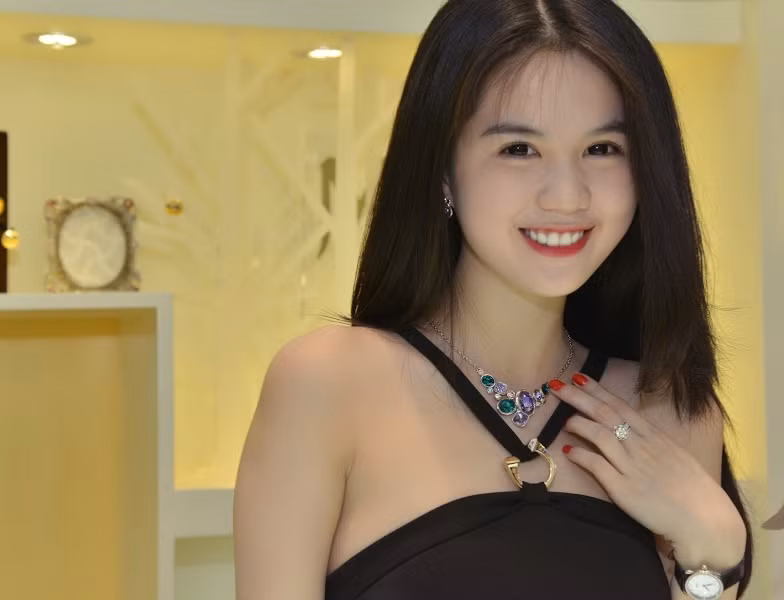 Cười tươi với món nữ trang đắt giá... Cười tươi với món nữ trang đắt giá...