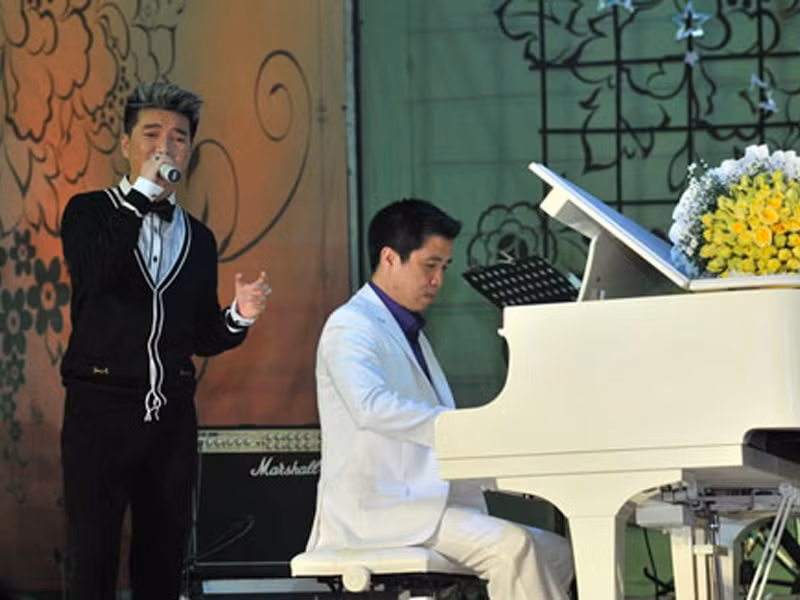 Ca sĩ Hoài Nam đệm đàn piano cho học trò nổi tiếng của mình hát tình khúc Anh còn nợ em.