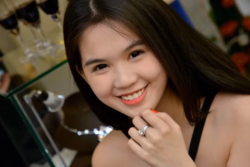 Nhưng sau đó, Ngọc Trinh đã cất bộ trang sức vừa chọn. Nhưng sau đó, Ngọc Trinh đã cất bộ trang sức vừa chọn.