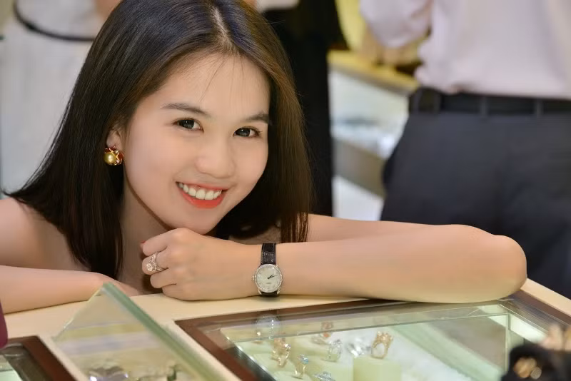 Người đẹp cười mãn nguyện với bộ trang sức. Người đẹp cười mãn nguyện với bộ trang sức.