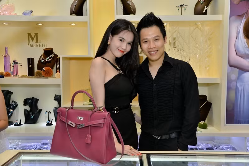 Ngọc Trinh bước vào một cửa hàng trang sức cao cấp tại TP.HCM cùng "ông bầu" Vũ Khắc Tiệp. Ngọc Trinh bước vào một cửa hàng trang sức cao cấp tại TP.HCM cùng "ông bầu" Vũ Khắc Tiệp.