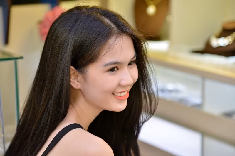 Trông cô rất mộc mạc và tươi trẻ. Trông cô rất mộc mạc và tươi trẻ.