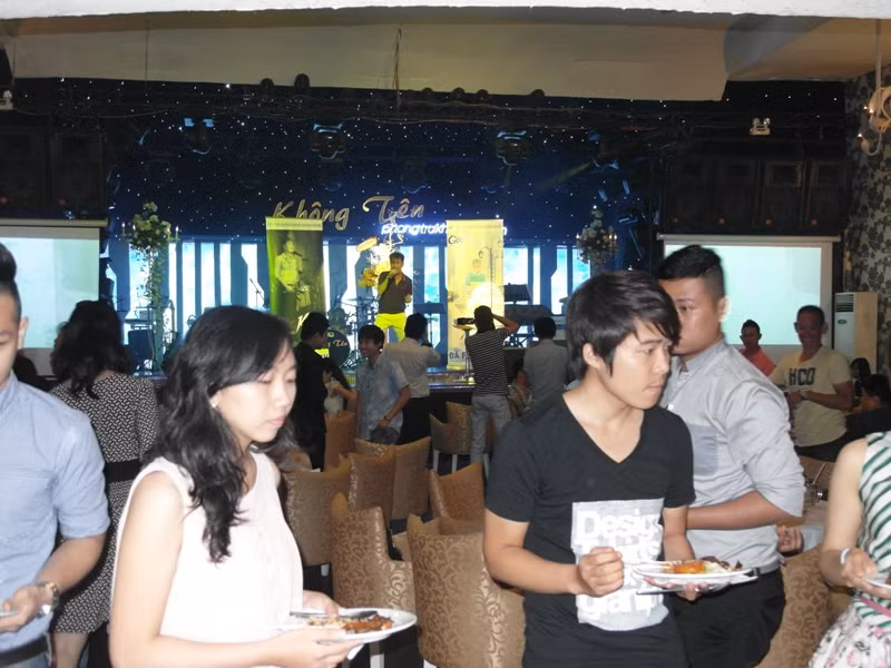 Và trong khi mọi người lục tục đi lấy đồ ăn, Mr Đàm "cháy" trên sân khấu. Và trong khi mọi người lục tục đi lấy đồ ăn, Mr Đàm "cháy" trên sân khấu.