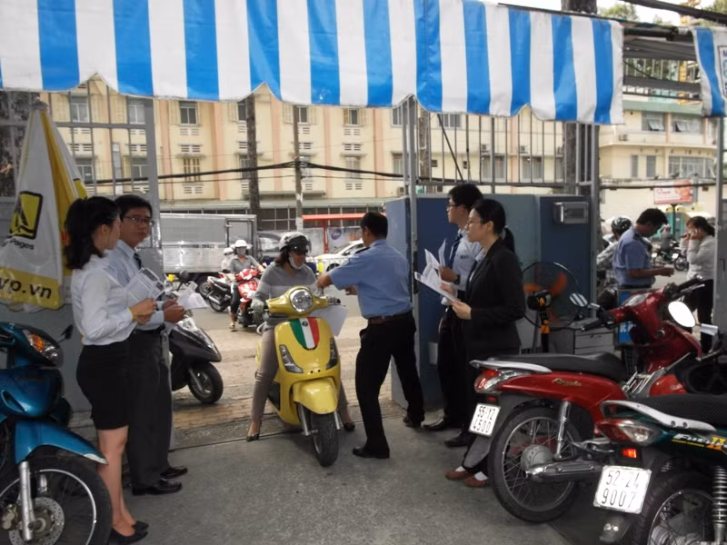 Sáng nay, khách đến giao dịch tại ACB đều được phát một tờ rơi, trích thông cáo của Ngân hàng nước Việt Nam, in đậm câu: “Hiện nay, ông Nguyễn Đức Kiên không tham gia quản lý điều hành Ngân hàng TMCP Á Châu (ACB)… Do đó, người gửi tiền tại ACB hoàn toàn yên tâm. NHNN Việt Nam theo dõi sát diễn biến thị trường tiền tệ. Trường hợp cần thiết, NHNN Việt Nam sẵn sàng hỗ trợ thanh khoản để ổn định và bảo đảm an toàn hệ thống.