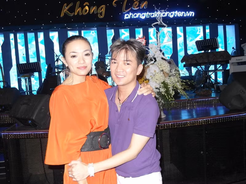 Thân mật với Tina Tình trước khi chia tay. Thân mật với Tina Tình trước khi chia tay.