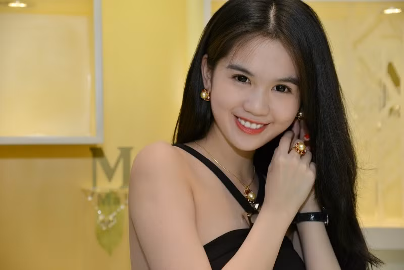 Làn da trắng mịn của Ngọc Trinh rất thích hợp với bộ tang sức ngọc trai này. Làn da trắng mịn của Ngọc Trinh rất thích hợp với bộ tang sức ngọc trai này.