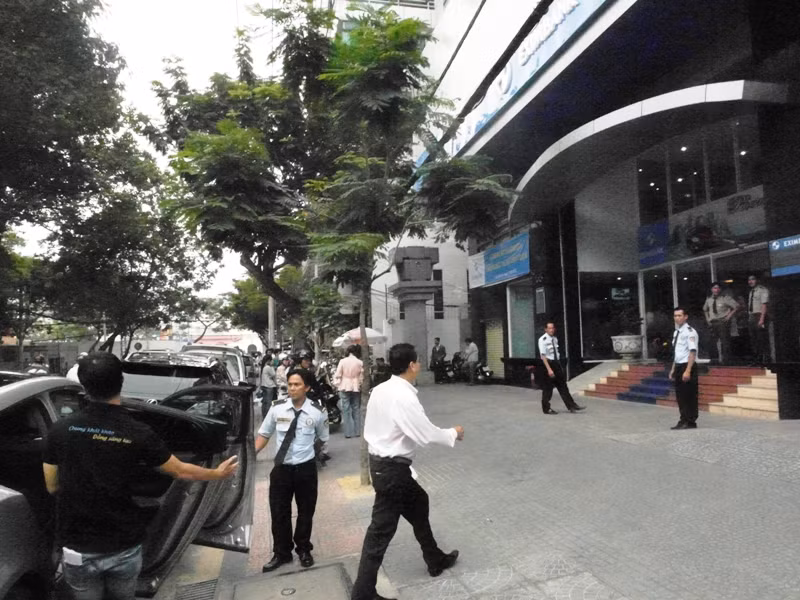 Hoạt động nhộn nhịp phía trước ngân hàng Eximbank trong buổi chiều nay. Hoạt động nhộn nhịp phía trước ngân hàng Eximbank trong buổi chiều nay.