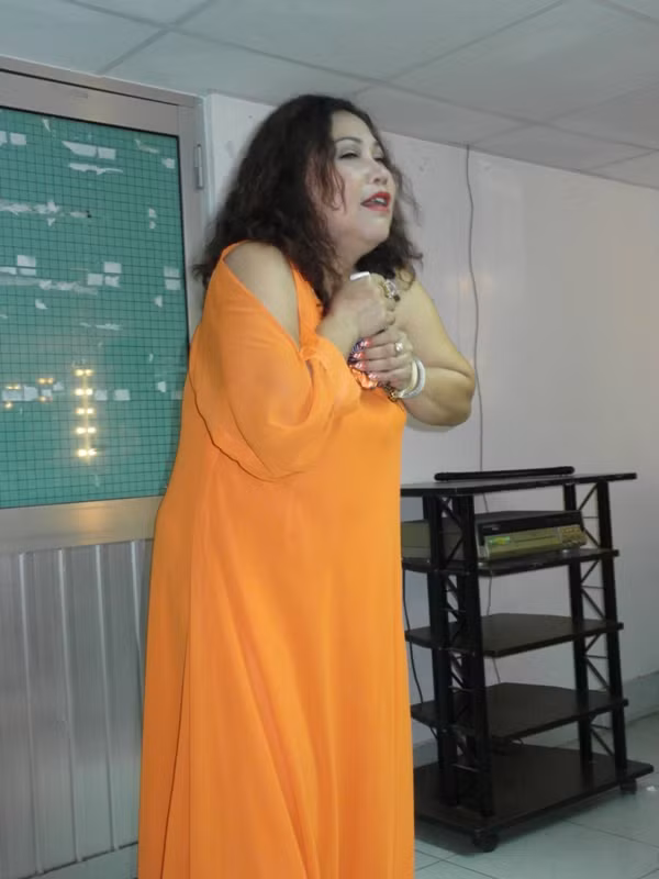 “Giữ hình ảnh trước công chúng chị Siu ơi! Phóng viên chụp ảnh kìa” – Một ca sĩ chọc chị.