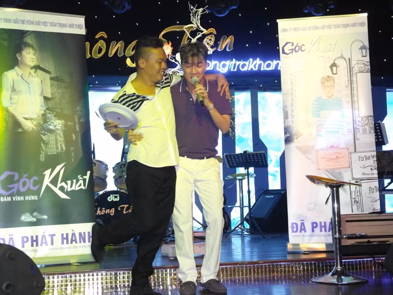 Biên đạo múa Ngọc Hiền sung quá, bê cả dĩa lên sân khấu, múa minh hoạ cho Mr Đàm. Biên đạo múa Ngọc Hiền sung quá, bê cả dĩa lên sân khấu, múa minh hoạ cho Mr Đàm.