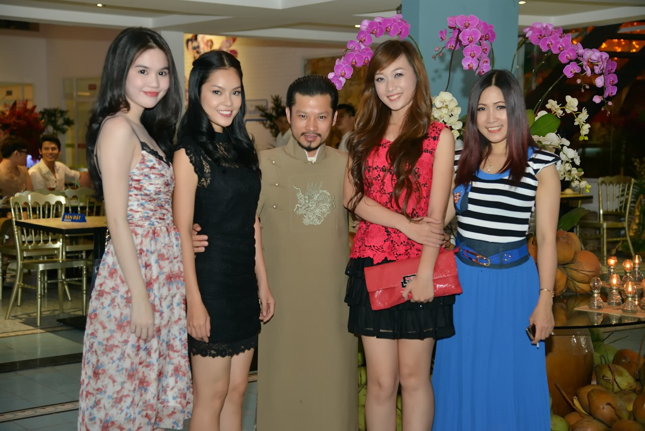 Sau đó, cô vào chụp hình với diễn viên Cẩm Lynh, doanh nhân Hùng Cửu Long, Á khôi Miss Ngôi sao năm 2012 Thuỳ My, chuyên viên trang điểm Hạ My. Không thấy bóng dáng Vũ Khắc Tiệp đâu.