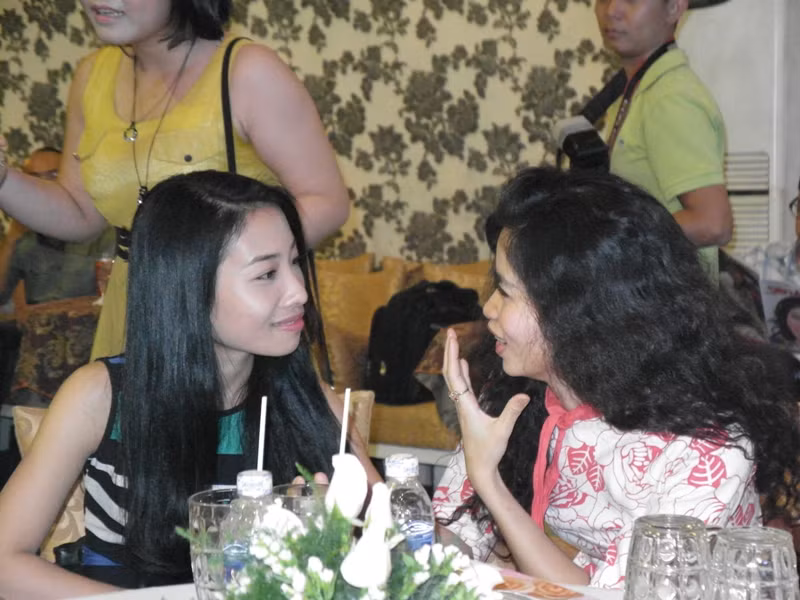 Đồng Lan (phải) thích thú trước bài học có giá trị "lý thuyết đi đôi với hành động" của Mr Đàm vừa dạy. Đồng Lan (phải) thích thú trước bài học có giá trị "lý thuyết đi đôi với hành động" của Mr Đàm vừa dạy.