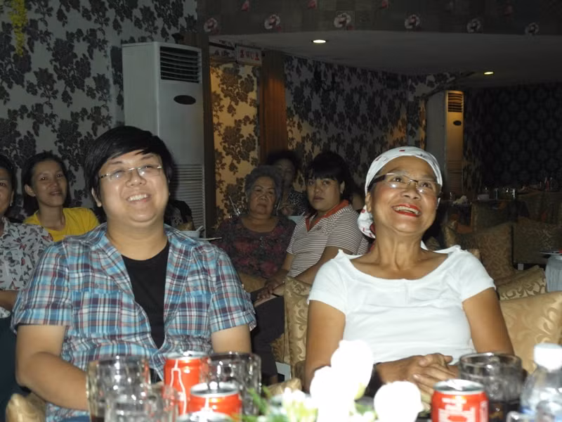 Diễn viên hài Gia Bảo và NSƯT Tú Trinh cười thích thú trước cách biểu diễn đúng chất nghệ sĩ của Mr Đàm. Diễn viên hài Gia Bảo và NSƯT Tú Trinh cười thích thú trước cách biểu diễn đúng chất nghệ sĩ của Mr Đàm.