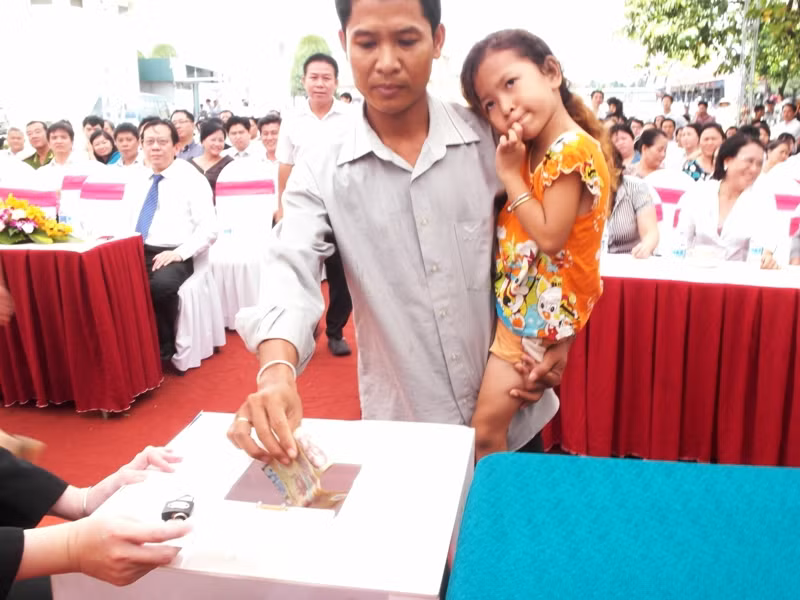 Anh Thành Anh, người gốc Campuchia, đóng góp số tiền ít ỏi mà anh vét hết trong túi: 35.000 đồng.