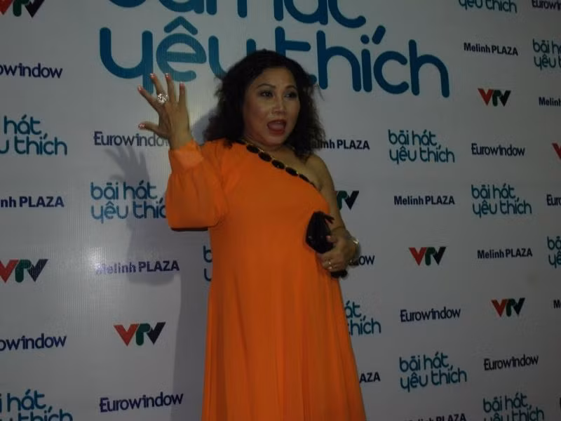 Xuất hiện trong hậu trường sân Lan Anh (TP.HCM) vào tối qua (5/8), trước giờ biểu diễn liveshow Bài hát yêu thích tháng 8, ca sĩ “núi rừng Tây Nguyên” diện một bộ cánh màu vàng sậm khá ấn tượng. Đứng ở khu vực chụp ảnh, Siu Black tạo dáng vui nhộn.