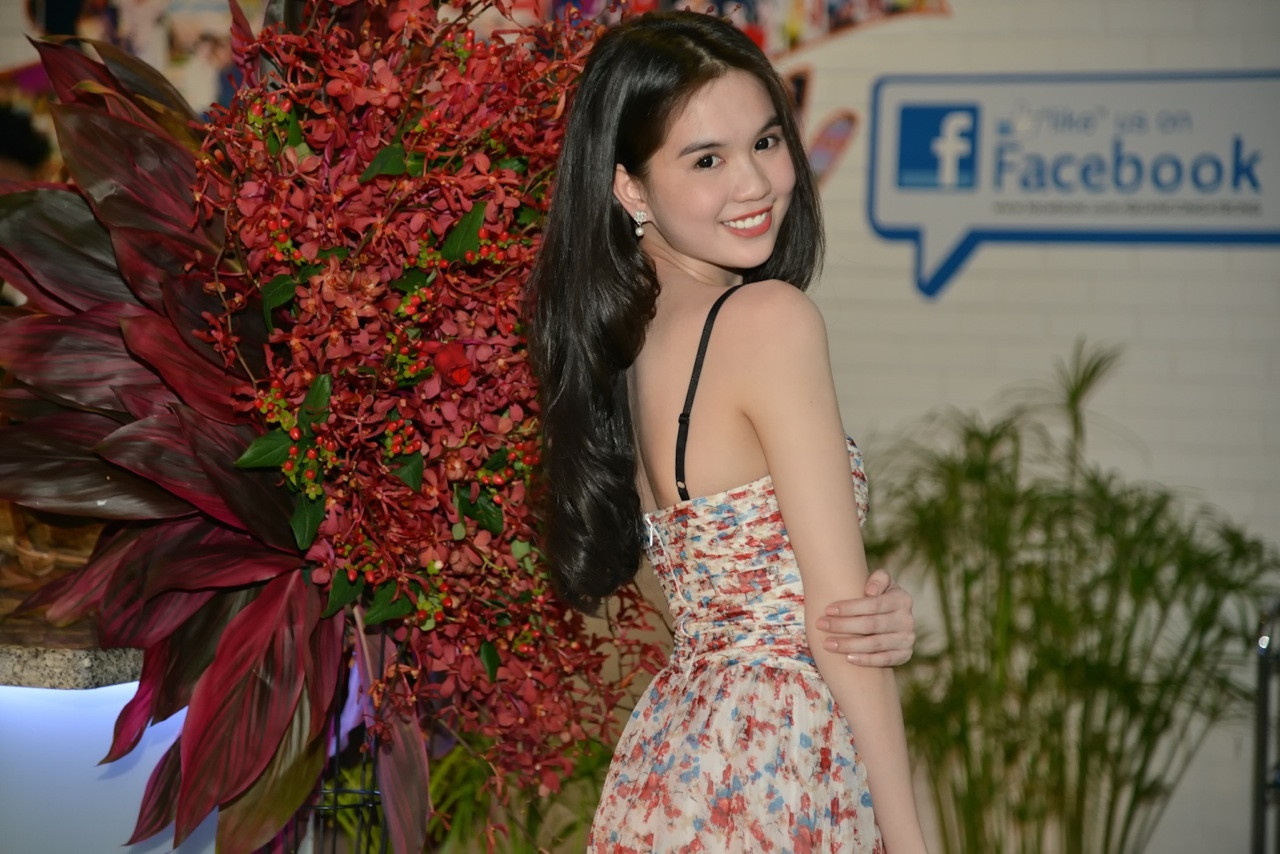 Bỏ lại sau lưng những thị phi thời gian qua, Ngọc Trinh tự nhiên tạo dáng trước ống kính.
