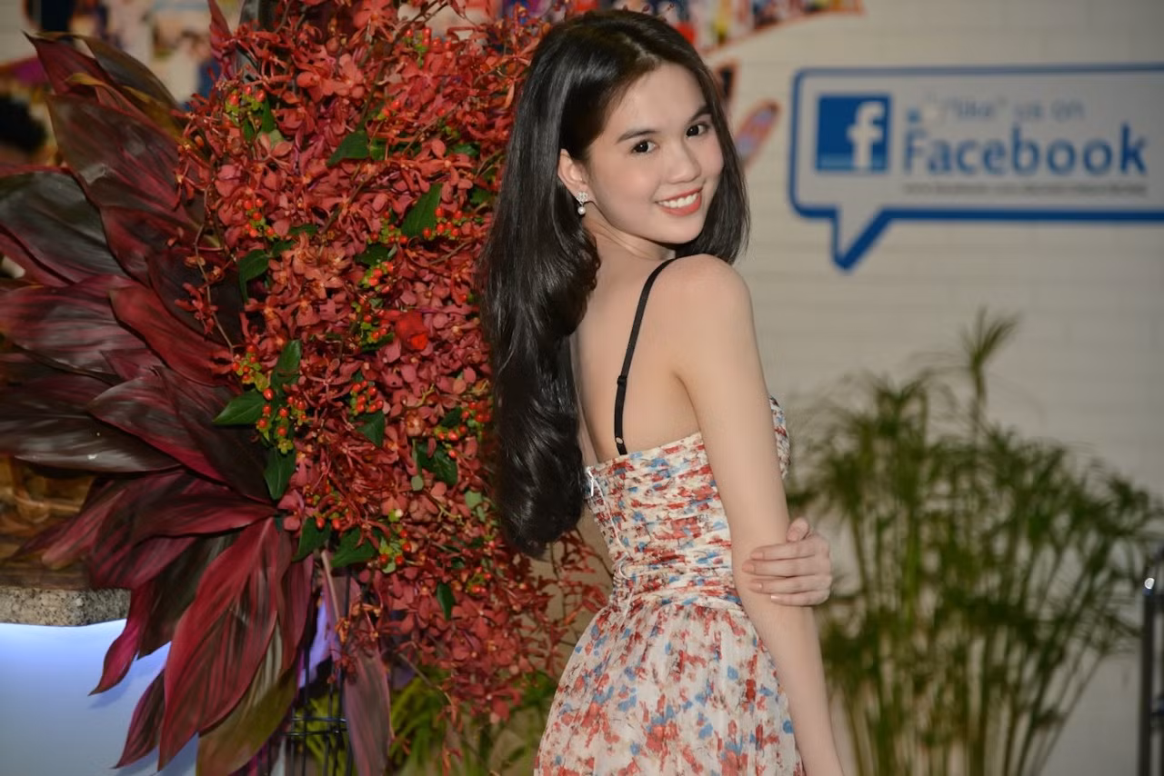 Bỏ lại sau lưng những thị phi thời gian qua, Ngọc Trinh tự nhiên tạo dáng trước ống kính.