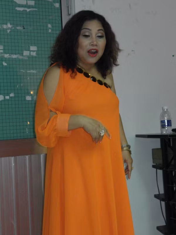 Không có sự phân biệt nào khi chị trò chuyện với một diva như Hồng Nhung và một vũ công bình thường. Tất cả đều thân tình.