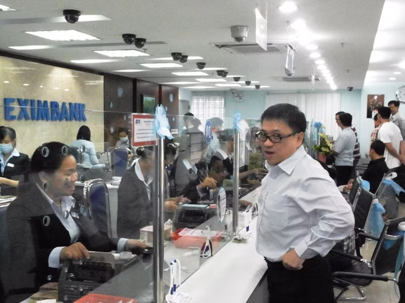 Người đàn ông này vừa hoàn tất thủ tục gửi tiền tại Ngân hàng Eximbank, cười tươi: “Sáng giờ đọc tin bầu Kiên bị bắt, chấn động quá. Không ngờ…”. Người đàn ông này vừa hoàn tất thủ tục gửi tiền tại Ngân hàng Eximbank, cười tươi: “Sáng giờ đọc tin bầu Kiên bị bắt, chấn động quá. Không ngờ…”.