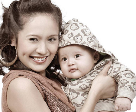 Thanh Thuý luôn dành cho bé Cà Phê sự chăm sóc tốt nhất. Đứng ở vị trí một bà mẹ, Thanh Thuý rất căm phẫn trước tội ác của tên Đặng Trần Hoài.