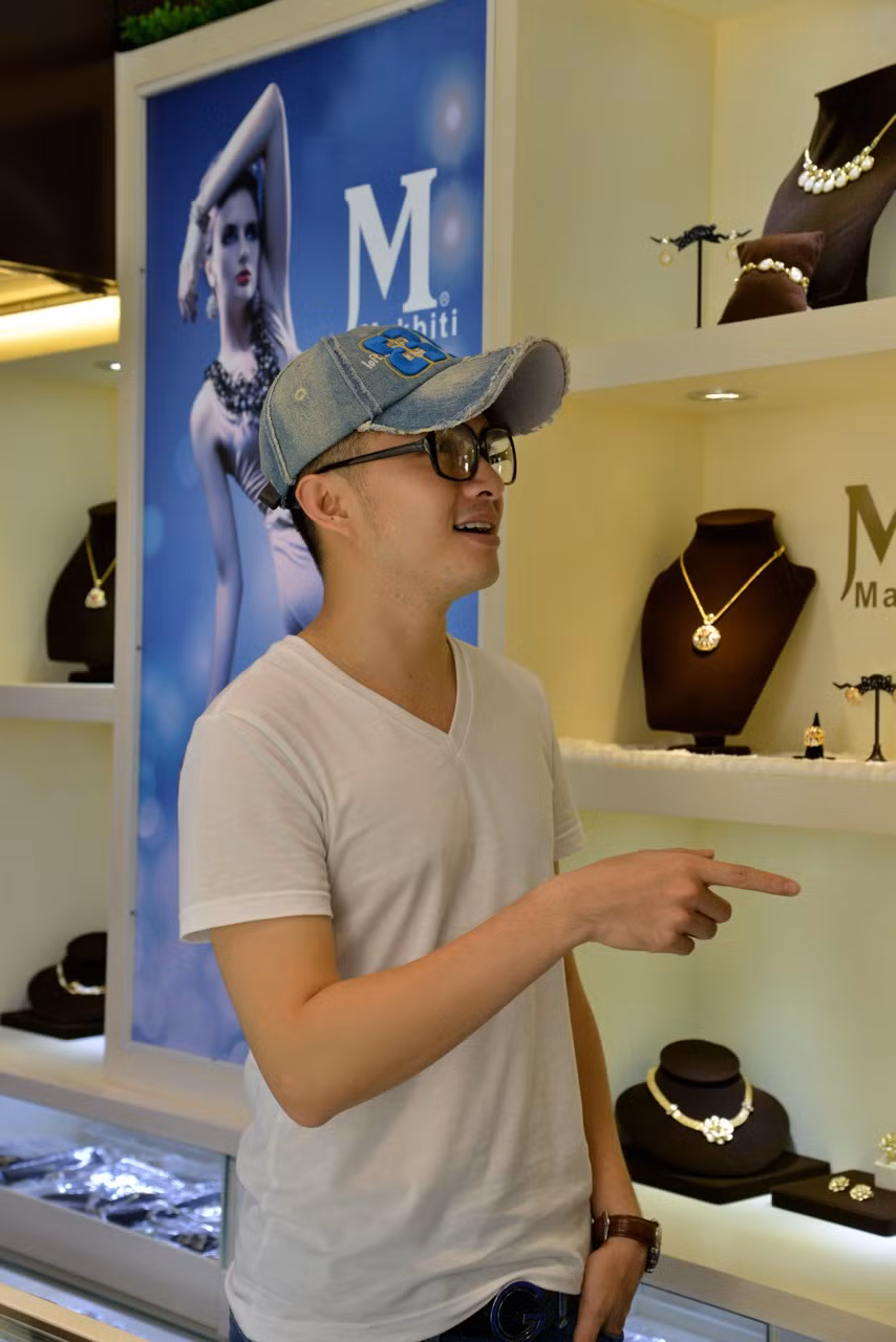 Nam Cường cũng bị cuốn hút bởi những món nữ trang cao cấp, quên mất nhiệm vụ của mình.