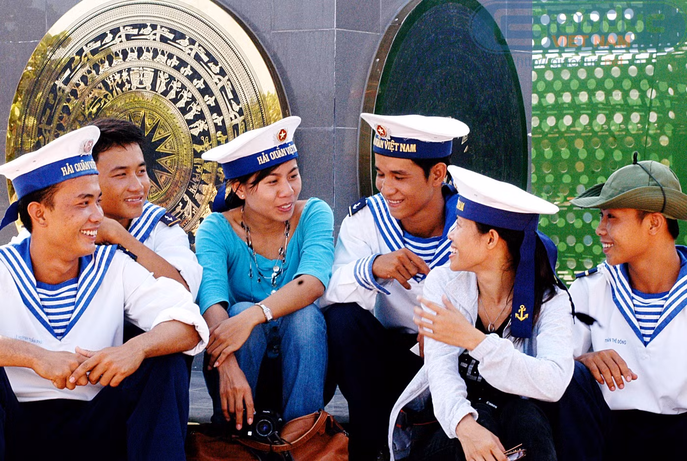 Những giây phút rảnh rỗi hiếm hoi, các chiến sĩ ngồi bên nhau trò chuyện. Niềm vui mà các chiến sĩ chia sẻ, có thể là một lá thư của gia đình trong đất liền mới gửi ra, “thằng cu tháng này đạt học sinh giỏi”, hay tin đứa em trai sắp cưới vợ….Những nụ cười sáng bừng trên những gương mặt sạm đen vì nắng, gió, trong những lúc thế này.