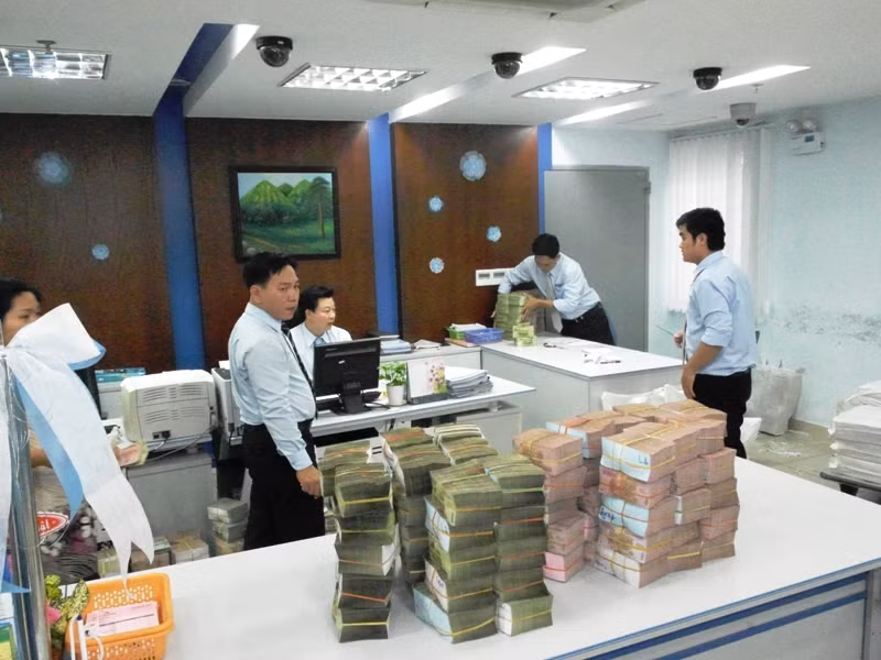 Tương tự, Trương Ngọc Thanh - nhân viên phòng kế toán nói: “Ngân hàng hôm nay hoạt động bình thường, không có vấn đề gì cả. Sáng giờ nhiều người cứ hỏi, mệt quá...”. Tương tự, Trương Ngọc Thanh - nhân viên phòng kế toán nói: “Ngân hàng hôm nay hoạt động bình thường, không có vấn đề gì cả. Sáng giờ nhiều người cứ hỏi, mệt quá...”.