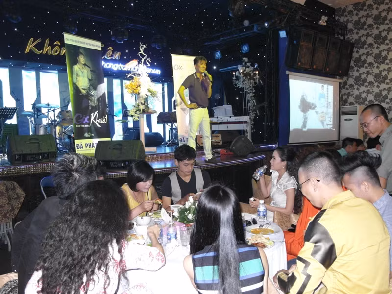 Các thành viên nhóm "chống" lại đội của Hồ Ngọc Hà tại sân chơi The Voice vừa ăn, vừa nghe "chủ soái" của mình hát. Các thành viên nhóm "chống" lại đội của Hồ Ngọc Hà tại sân chơi The Voice vừa ăn, vừa nghe "chủ soái" của mình hát.