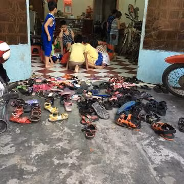 Nhìn vào số giày dép cũng có thể thấy học sinh đến học ở đây là nhiều như thế nào (ảnh: P.L) Nhìn vào số giày dép cũng có thể thấy học sinh đến học ở đây là nhiều như thế nào (ảnh: P.L)