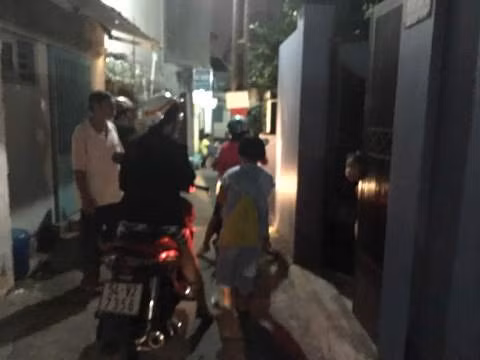 Phụ huynh tấp nập đến đón con em đi học thêm ở lớp một cô giáo vào tối ngày 26/12 (ảnh: P.L)