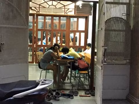 Điểm dạy thêmcủa bà Diện trước kia ở địa chỉ 55/12 Trần Đình Xu, phường Cầu Kho (ảnh chụp ngày 29/12/2016) Điểm dạy thêmcủa bà Diện trước kia ở địa chỉ 55/12 Trần Đình Xu, phường Cầu Kho (ảnh chụp ngày 29/12/2016)