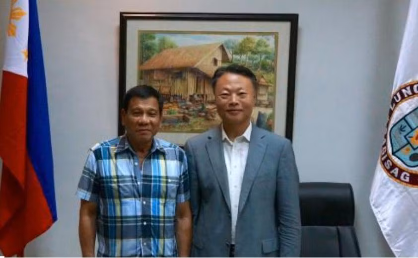 Ngày 16/5/2016, Tổng thống đắc cử Philippines Rodrigo Duterte tiếp kiến Đại sứ Trung Quốc Triệu Giám Hoa. Ảnh: Thời báo Hoàn Cầu. Ngày 16/5/2016, Tổng thống đắc cử Philippines Rodrigo Duterte tiếp kiến Đại sứ Trung Quốc Triệu Giám Hoa. Ảnh: Thời báo Hoàn Cầu.
