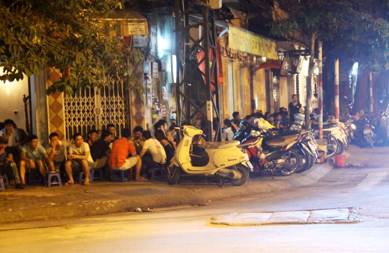 Bên cạnh việc tìm tới các điểm như công viên, hồ nước, quảng trường... nhiều người rủ nhau tới các điểm bán trà đá, nước mía, trà tranh như khu Nhà thờ Hà Nội, Ngã Tư Sở, hồ Văn Quán.... để uống nước.