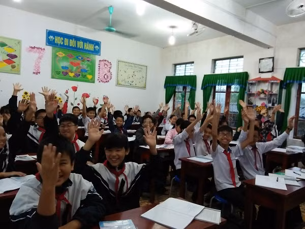 Hình ảnh các em học sinh lớp phấn khởi vì dừng mô hình trường học VNEN (Ảnh: tác giả cung cấp)