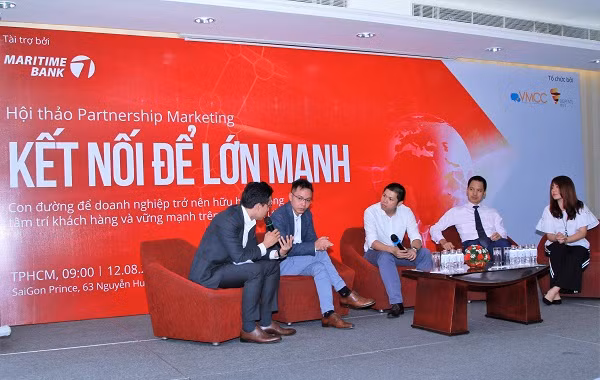 Các doanh nghiệp chia sẻ khó khăn và giải pháp tìm khách hàng tại buổi hội thảo Kết nối để tồn tại do Maritime bank phối hợp cùng VMCC và DigiPencil tổ chức