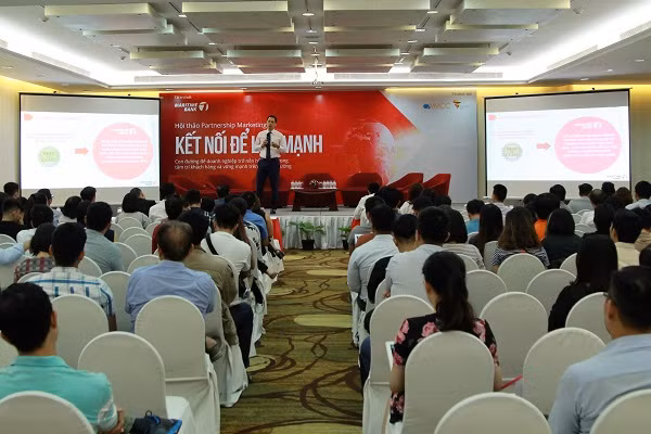 Hình ảnh Ông Huỳnh Bửu Quang, Tổng Giám đốc điều hành Maritime Bank giới thiệu giải pháp hỗ trợ doanh nghiệp Hình ảnh Ông Huỳnh Bửu Quang, Tổng Giám đốc điều hành Maritime Bank giới thiệu giải pháp hỗ trợ doanh nghiệp
