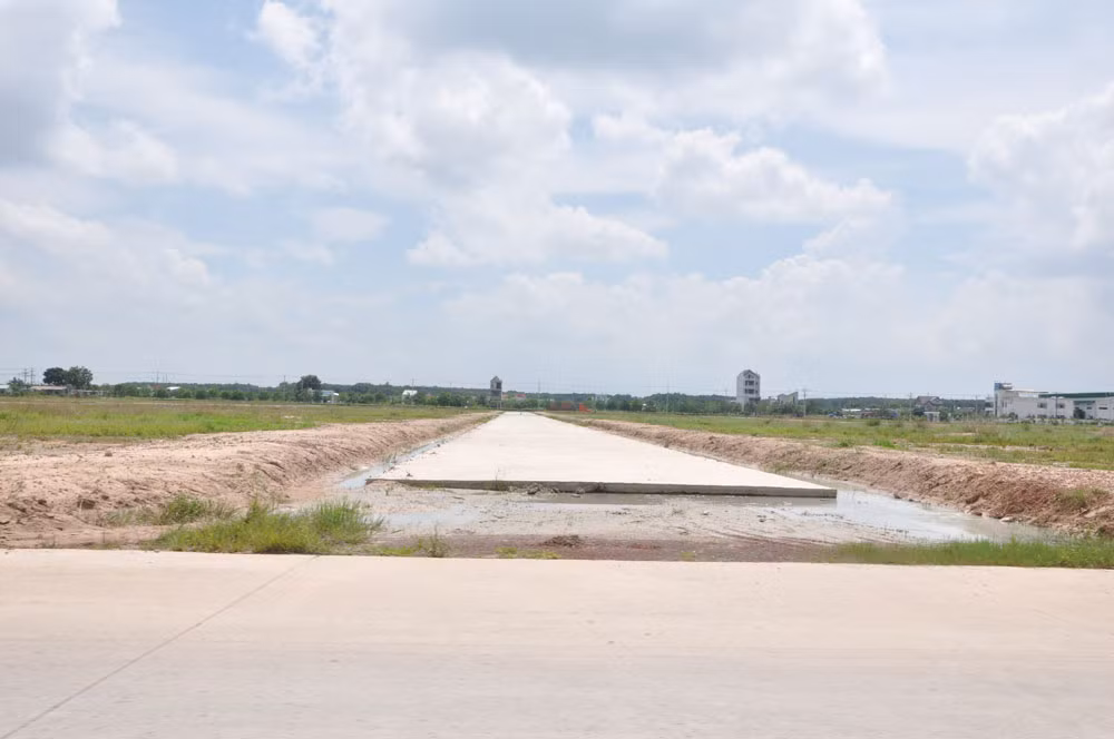 Khu đất này UBND tỉnh Bình Dương cho rằng, do ông Dũng "phân lô, bán nền" nên không phê duyệt, khiến khu vực này bỏ hoang nhiều năm liền. Đồng thời đây cũng là mấu chốt xảy ra vụ kiện cáo hy hữu, báo chí phản ánh gần đây. Ảnh: Phan Cường Khu đất này UBND tỉnh Bình Dương cho rằng, do ông Dũng "phân lô, bán nền" nên không phê duyệt, khiến khu vực này bỏ hoang nhiều năm liền. Đồng thời đây cũng là mấu chốt xảy ra vụ kiện cáo hy hữu, báo chí phản ánh gần đây. Ảnh: Phan Cường