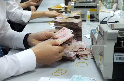 Các ngân hàng lớn dễ tiếp cận vốn rẻ trong khi các nhà băng nhỏ lại vô cùng khó khăn. Ảnh: Thanh Lan.