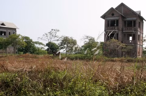 Nhiều khu đô thị ở Mê Linh hoang vu không bóng người. Ảnh:D.A