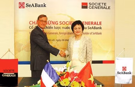 Đại diện Société Générale và bà Nguyễn Thị Nga tại một sự kiện của hai bên. Đại diện Société Générale và bà Nguyễn Thị Nga tại một sự kiện của hai bên.